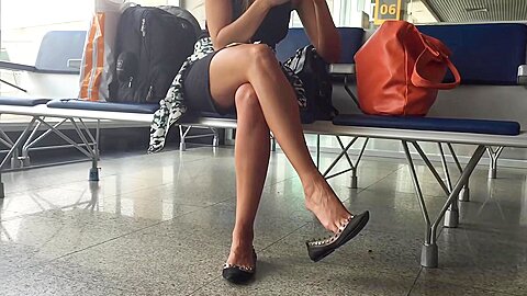 Candid tanned hottie with sensational feet...