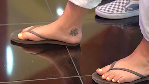 Captures Sexy Teenage Babes Feet With Yellow Shopping Mall...